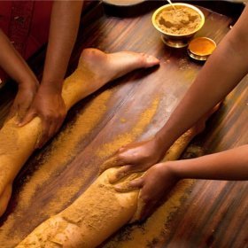 STAGE MASSAGE ĀYURVÉDIQUE AUX POUDRES UDVARTANA Caroline Kocamer praticien.ne membre d'Ayurveda en France